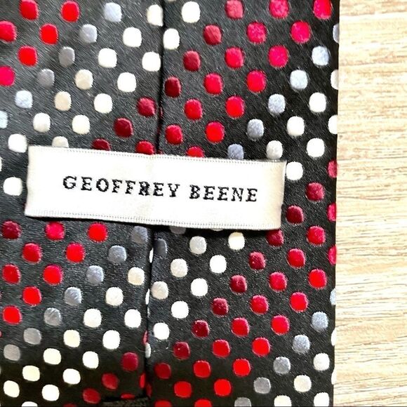 Geoffrey Beene  polka dot tie - Picture 3 of 12